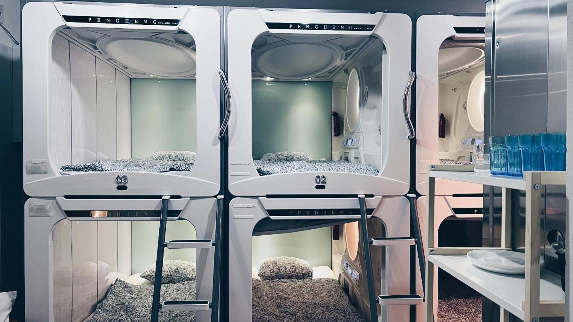 Kapselhotel Spaceone A2 - Shared *